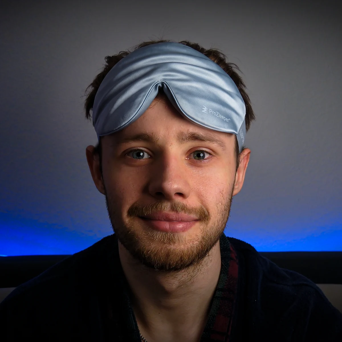 Janni mit Schlafmaske auf der Stirn